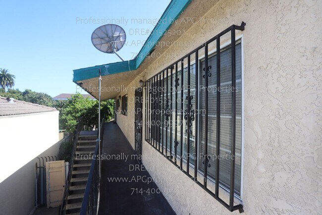 Building Photo - 830 E Anaheim St