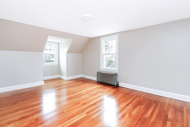 Building Photo - 142 Elmwood Ave