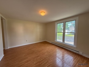 Building Photo - Madison St - 006