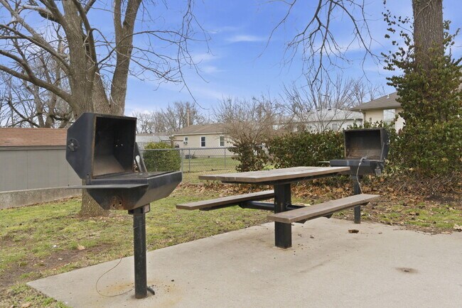 Building Photo - 1447 E Oakwood Ln