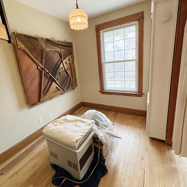 Building Photo - 2133 W Grace St