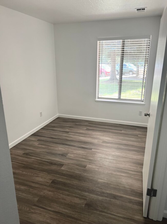 Building Photo - WALK TO NAU! 1 Bedroom Condo at University...