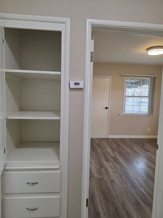 Building Photo - Stunning 2-bedroom 2nd floor apartment with garage parking!