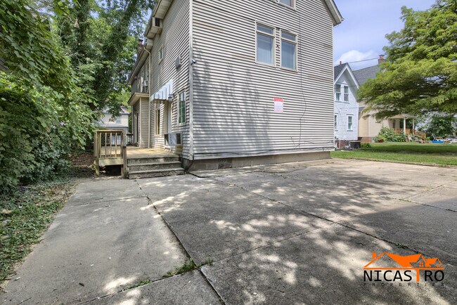 Building Photo - 2254 Indianola Ave