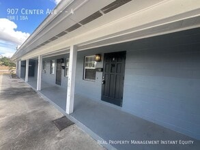 Building Photo - 907 Center Ave