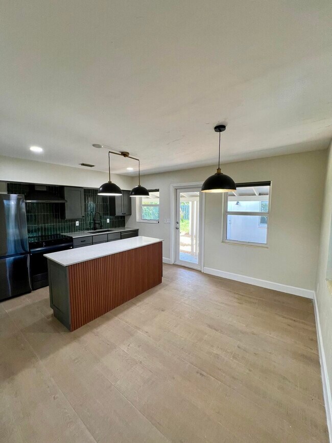 Building Photo - 3211 Floral Ave