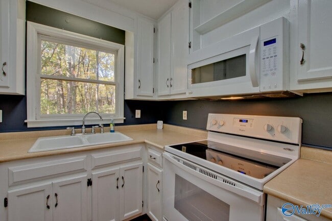 Building Photo - 3018 Live Oak Ln SW