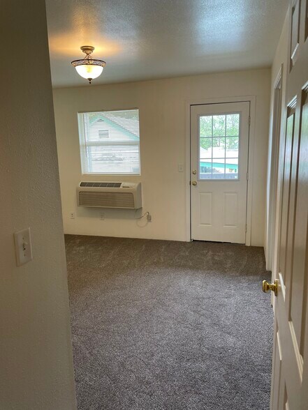 Building Photo - 1186 SW Lafayette Dr