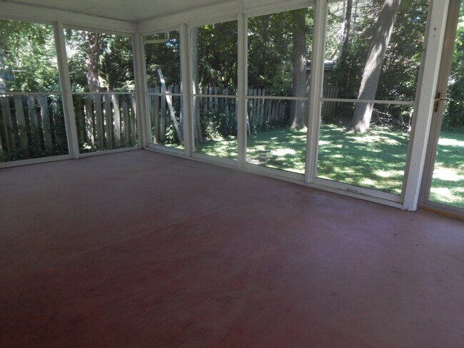 Building Photo - 2010 S Race St