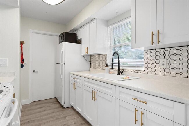 Building Photo - 5120 Brookmeade Dr