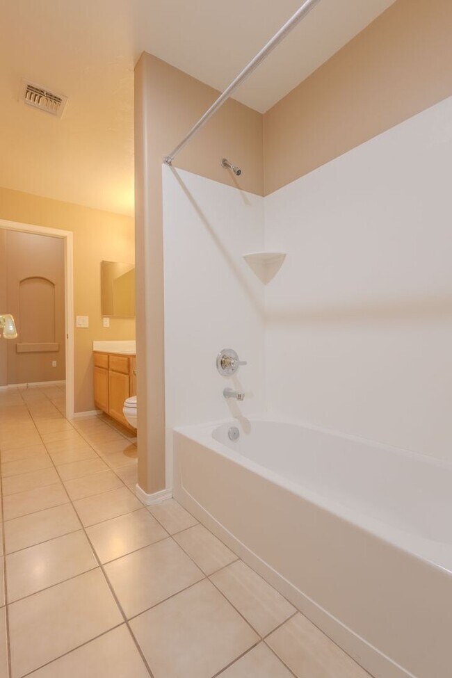 Building Photo - 4 Bedroom, 2 Bath