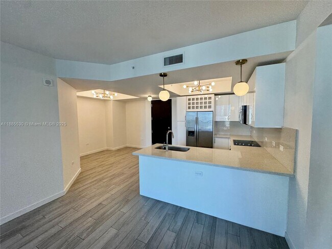 Building Photo - 999 SW 1st Ave