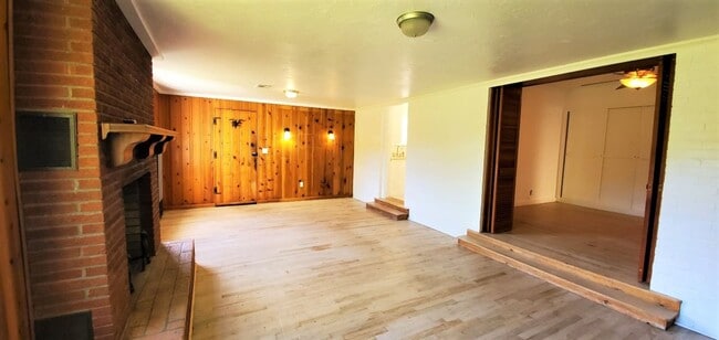 Building Photo - 3 Bed 1.5 Bath 2 car garage in Nichol's Hills Addition NW OKC