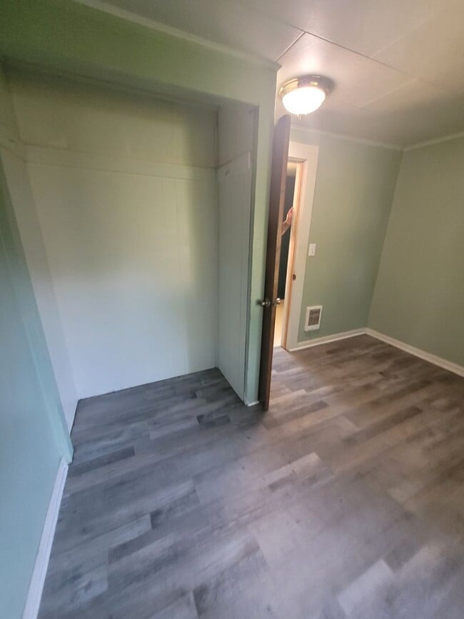 Building Photo - 3BD, 1BA Single Level home with large,  fe...