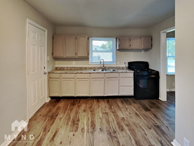 Building Photo - 3102 Elmhurst Dr