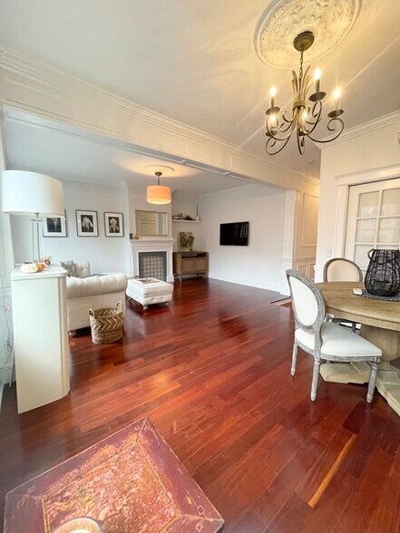 Building Photo - 146 Charles St