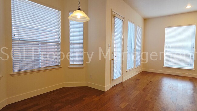 Building Photo - 1304 Hillcrest Dr