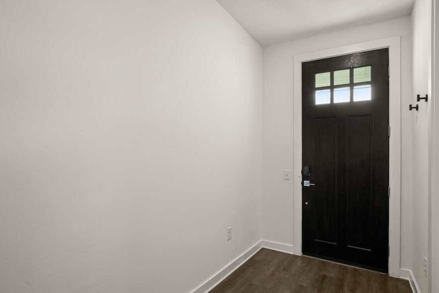 Building Photo - 2624 Metcalfe Rd