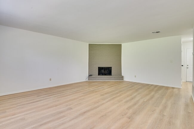 Building Photo - 4315 Parkwood Dr