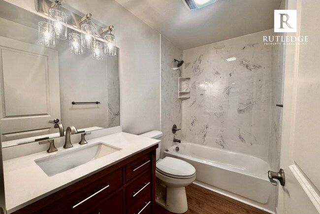 Building Photo - Newly Remodeled 2 Bed / 1 Bath Home Near Providence Hospital