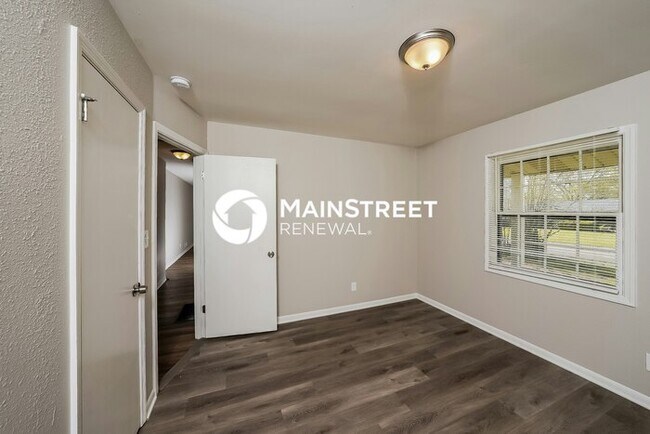 Building Photo - 3 Bedroom Pet-Friendly Home in Birmingham, AL with Main Street Renewal