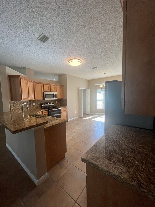 Building Photo - Updated Single family 3 / 2 with Screened ...