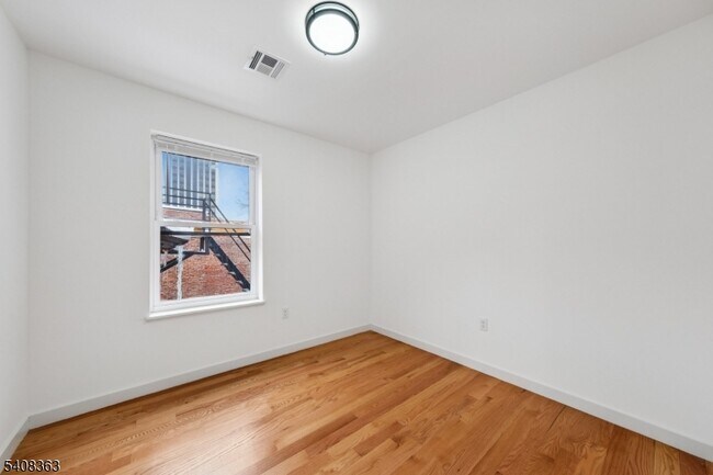 Building Photo - 52 James St