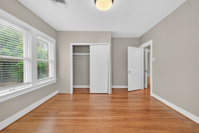 Building Photo - 2343 Wroxton Rd