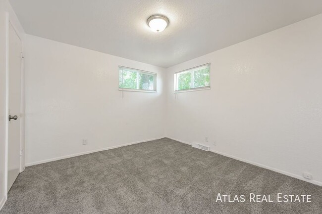 Building Photo - Spacious 3-bedroom Top Floor Duplex! Avail...