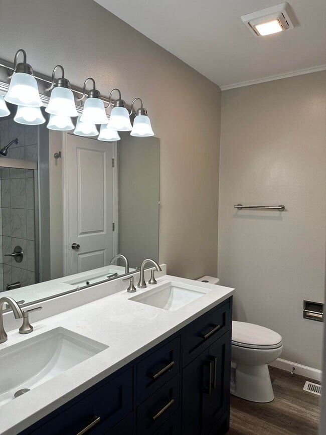 Building Photo - PRICE REDUCED! 3 bedroom, 2.5 bath Townhou...