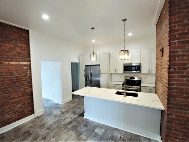 Primary Photo - Top Notch Huge Stand Alone House - Quartz ...