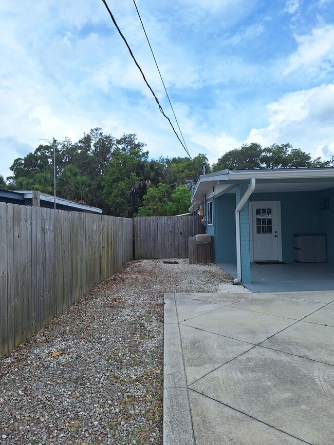 Building Photo - LOCATION LOCATION MAINLAND NEW SMYRNA BEACH!