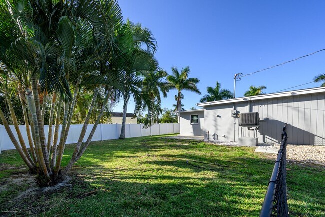 Building Photo - CLOSE TO HISTORIC DISTRICT AND PARKS