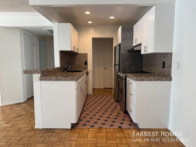 Building Photo - 8530 Holloway Dr