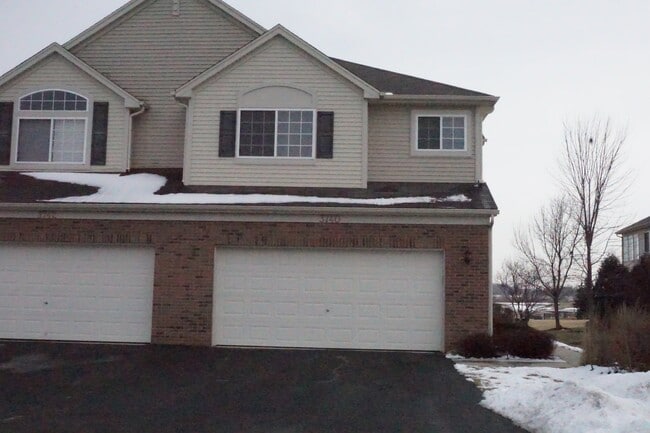 Building Photo - Rare find-3 Bedroom spacious corner unit with Den, 2.5 baths and 2 car garage