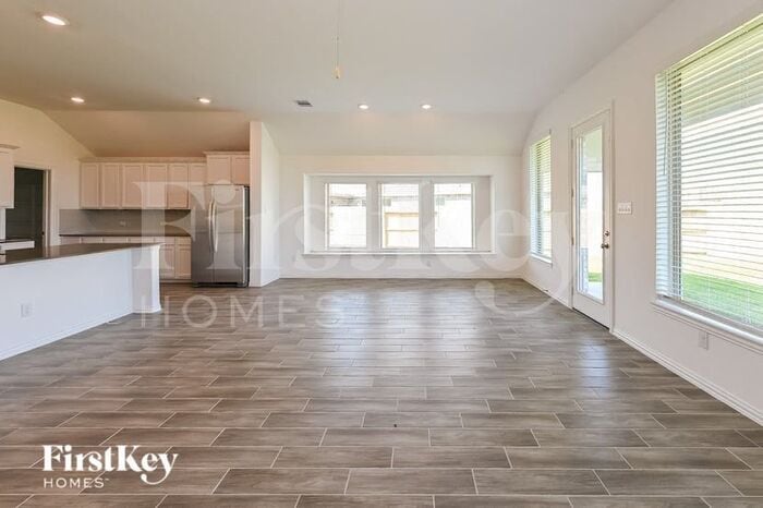 Building Photo - 14907 Lake Shore Ave