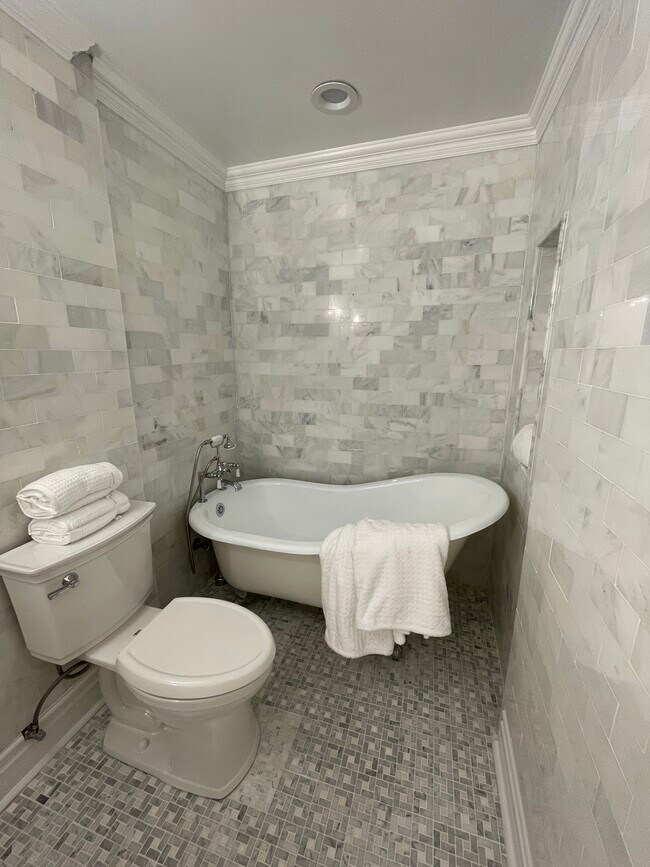 Building Photo - 5000 Wildeoak Trail