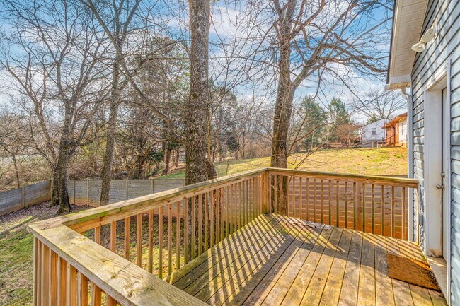 Building Photo - 2100 Paris Rd