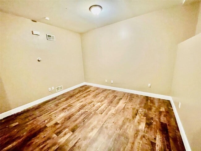 Building Photo - 207 Swinnerton St