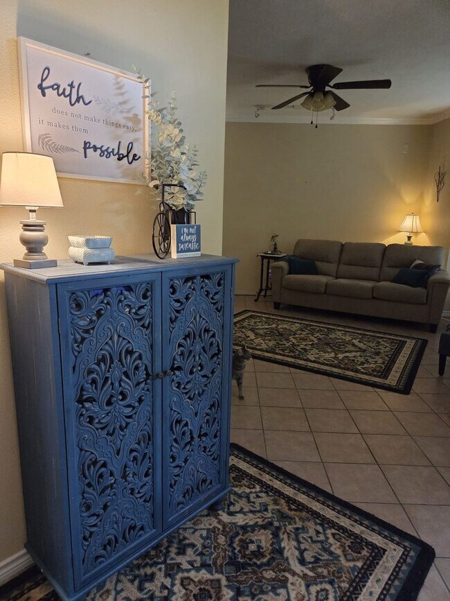 Building Photo - Spacious 3/2 townhome in great location