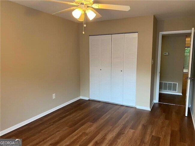 Building Photo - 2207 Surrey Ct