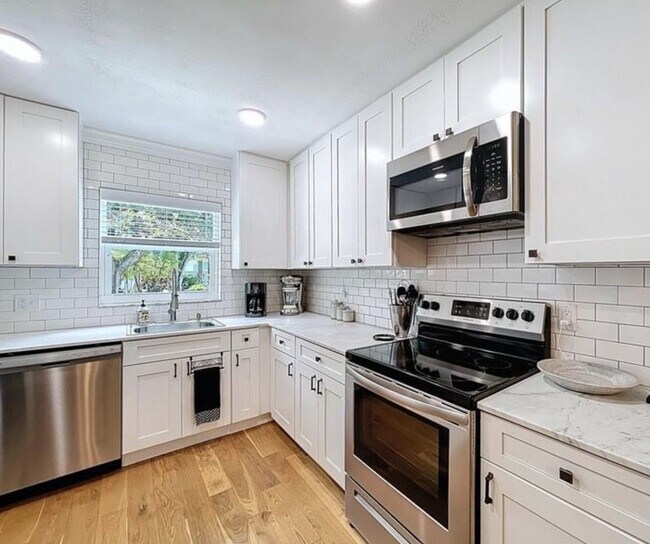 Building Photo - South Tampa RV + Boater’s dream!