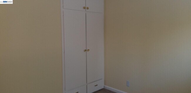 Building Photo - 6067 Inglewood Dr