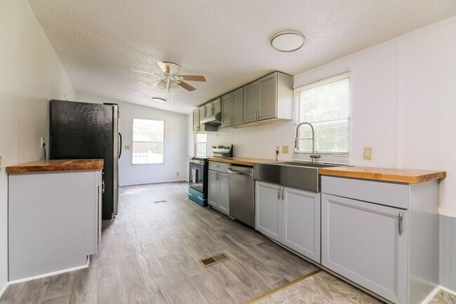 Building Photo - 2137 Coral Dr