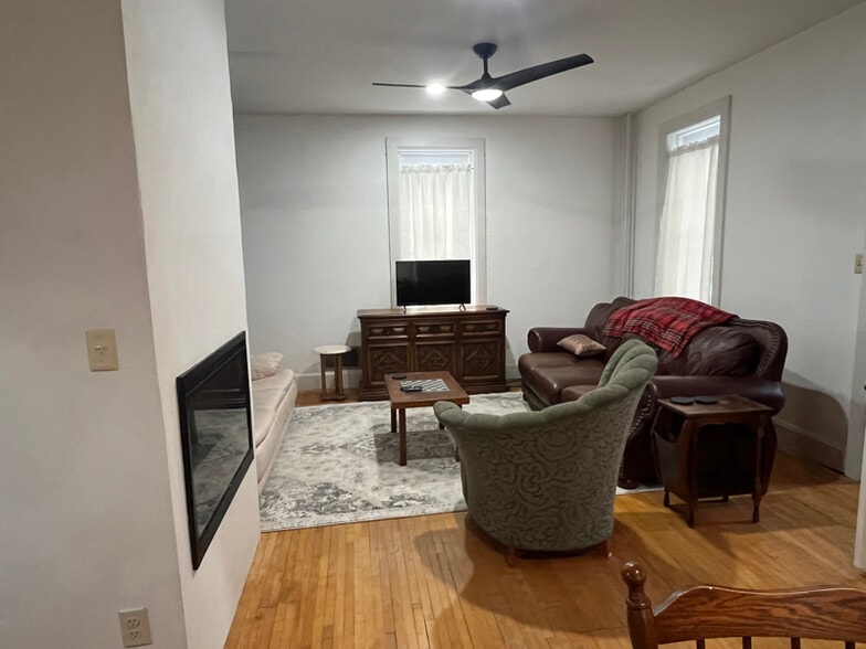 Building Photo - 811 Center St