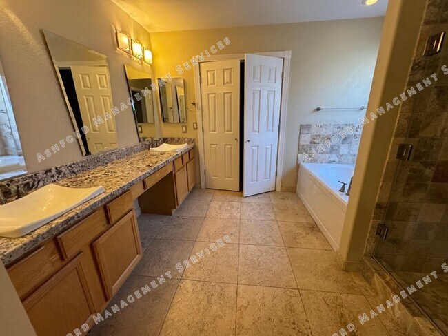 Building Photo - HALF OFF FIRST MONTH'S RENT! 4 BEDROOM 2.5 BATHROOM HOME