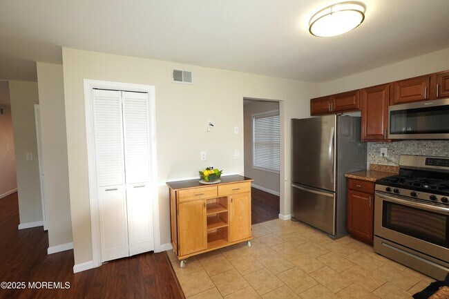 Building Photo - 49 Hastings Rd