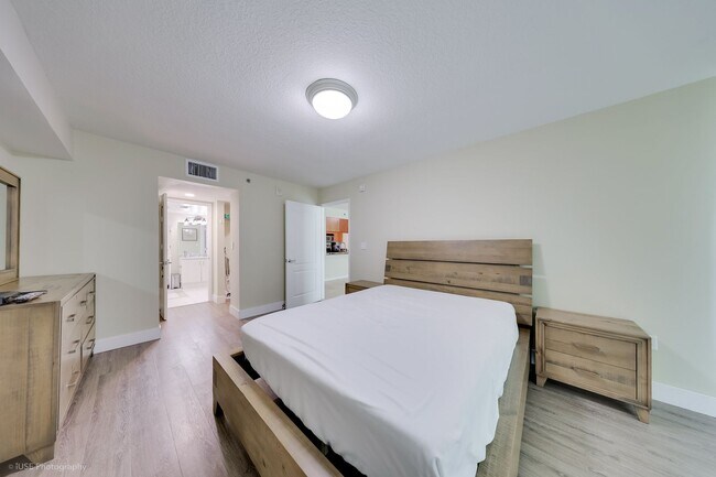 Building Photo - 1 Bed / 1 Bath with Bay Views – Partially ...