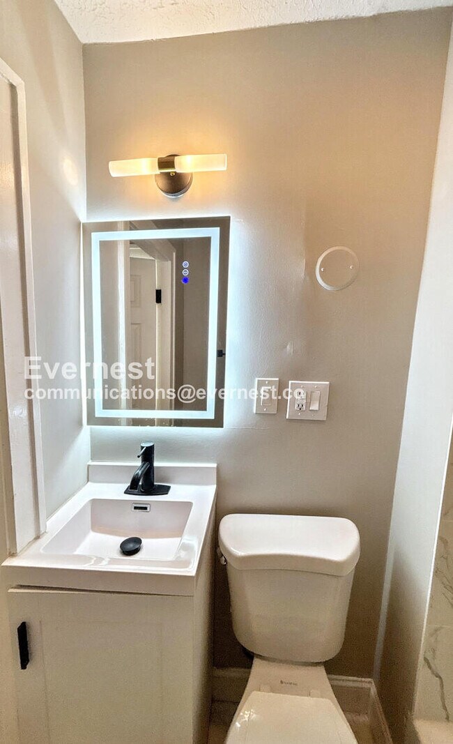 Building Photo - 3-Bedroom Townhome with Fenced Yard / Pet-...