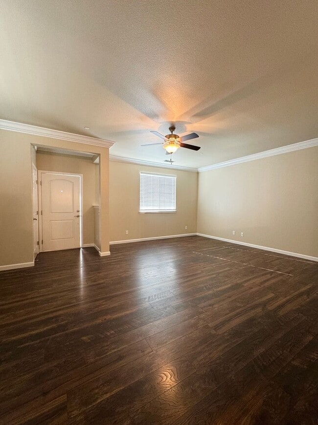 Building Photo - Luxury Townhouse in Vista Ridge Subdivision!